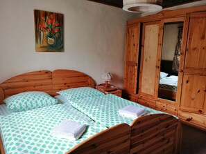 3 bedrooms, in-room safe, iron/ironing board, bed sheets