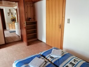 2 makuuhuonetta, tallelokero huoneessa, silitysrauta/-lauta