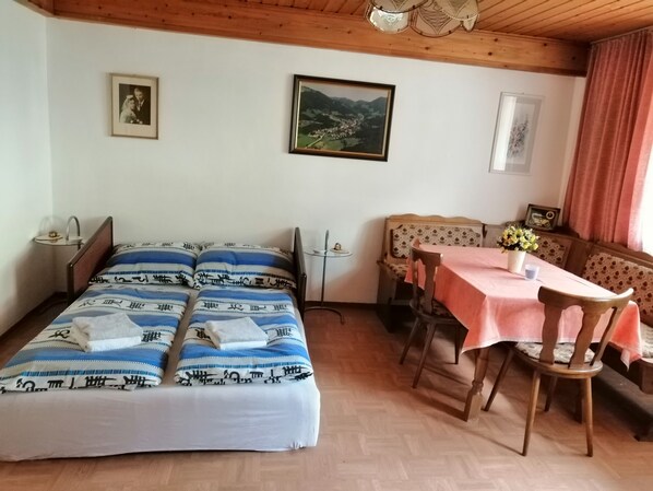 3 chambres, coffre-fort, fer et planche à repasser, literie fournie