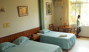 Quarto triplo | Frigobar, Wi-Fi de cortesia, roupa de cama