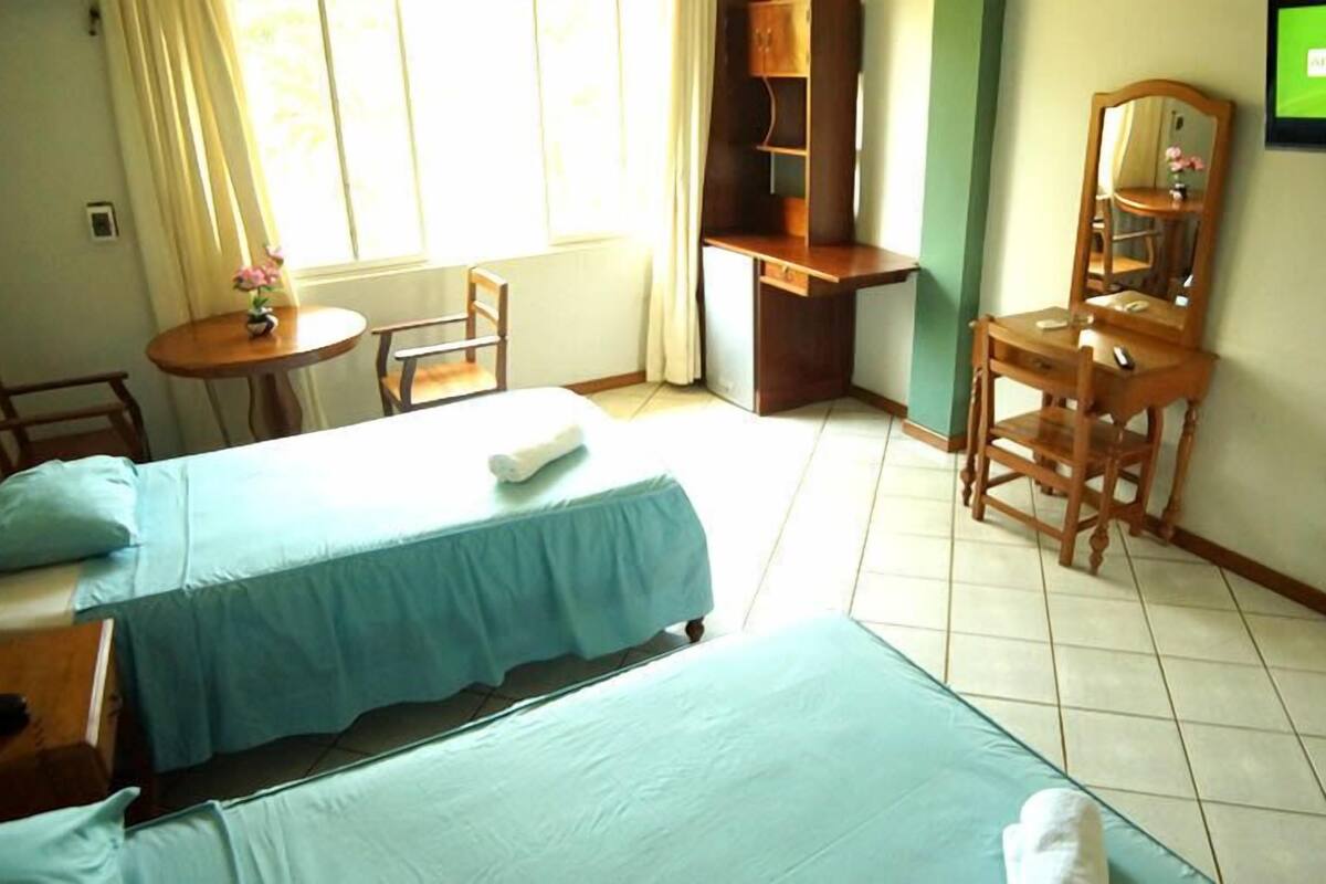 Quarto triplo tradicional | Frigobar, Wi-Fi de cortesia, roupa de cama
