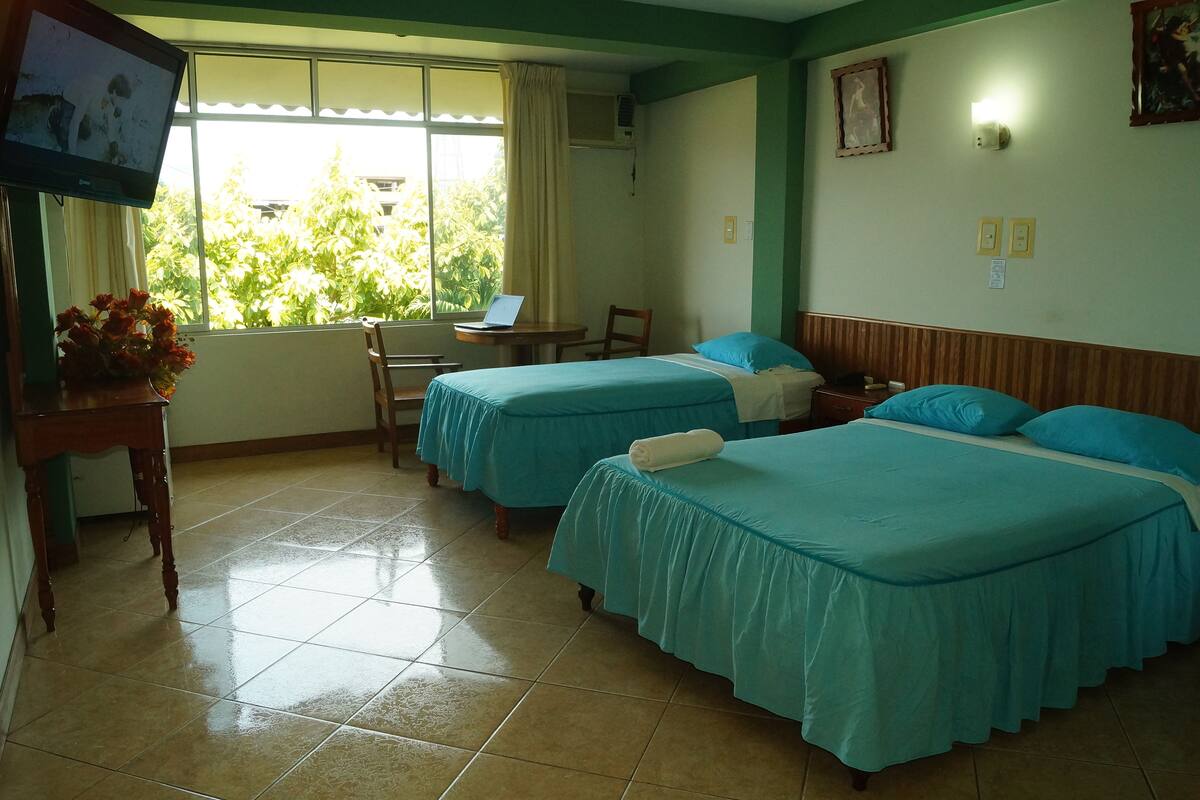 Quarto triplo | Frigobar, Wi-Fi de cortesia, roupa de cama
