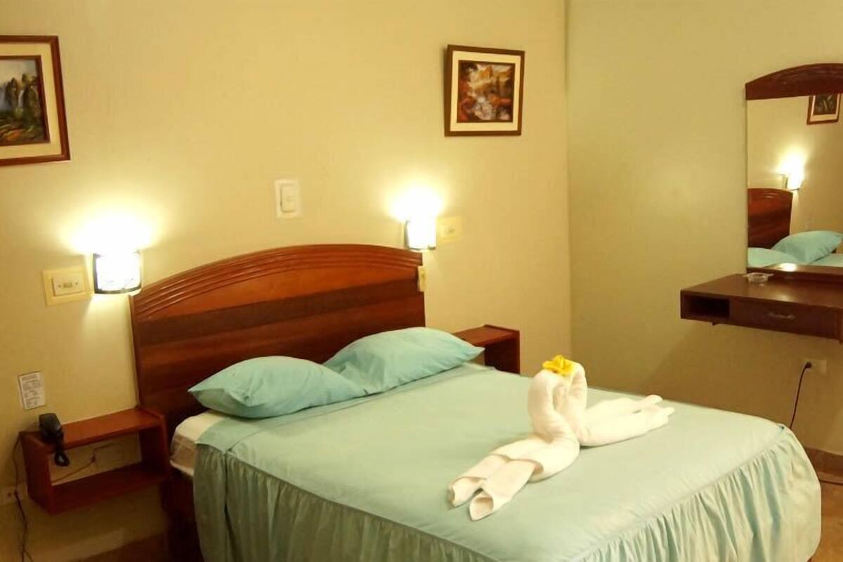 Quarto casal, 1 cama de casal | Frigobar, Wi-Fi de cortesia, roupa de cama