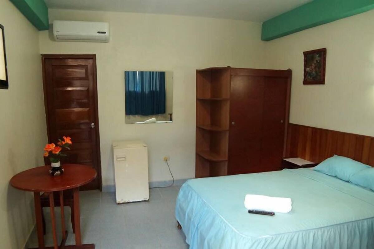 Quarto casal de uso individual, 1 cama de casal | Frigobar, Wi-Fi de cortesia, roupa de cama