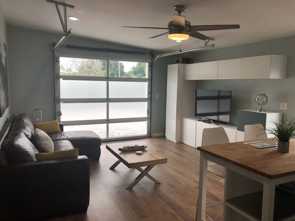 Smart TV, books - Modern Garden Suite! (Orlando)