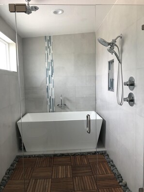 Badewanne, Haartrockner, Handtücher, Seife