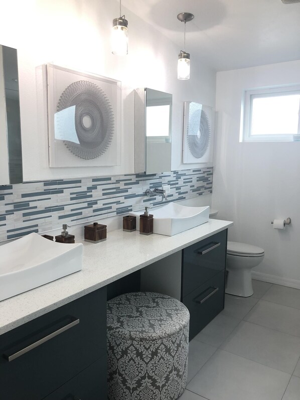 Badewanne, Haartrockner, Handtücher, Seife