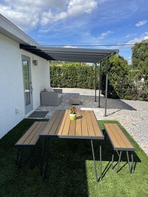 Outdoor dining - Modern Garden Suite! (Orlando)