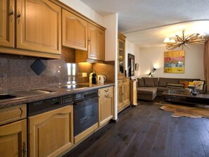 Kühlschrank, Ofen, Geschirrspüler, Kochgeschirr/Geschirr/Besteck