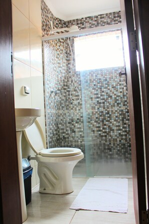 Bathroom shower - Pousada Saint Alban (Cachoeira Paulista)