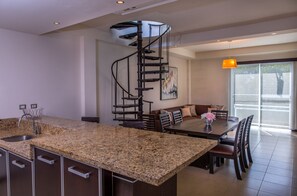 Suite Supérieure (Rooftop Access) | Restauration dans la chambre