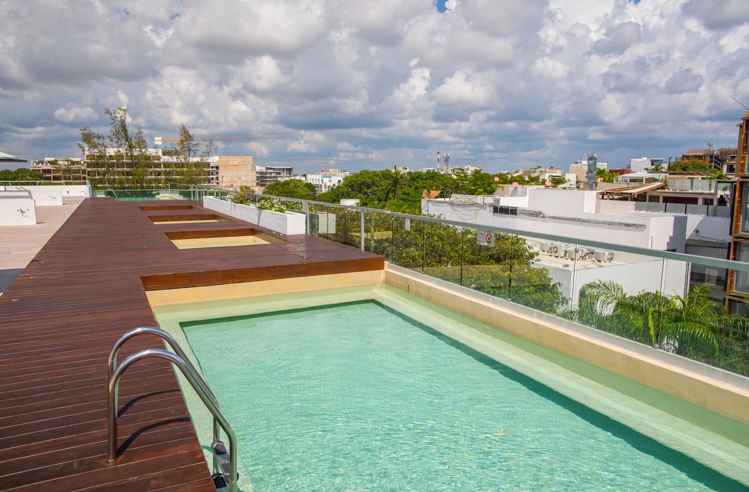 2 piscines extérieures, parasols de plage, chaises longues