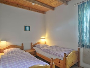2 bedrooms, desk, WiFi