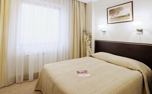 In-room safe, desk, laptop workspace, iron/ironing board - Amaliya - Hostel (Leninogorsk)