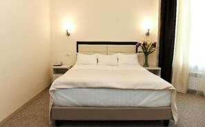 In-room safe, desk, laptop workspace, iron/ironing board - Amaliya - Hostel (Leninogorsk)