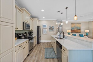 Jääkaappi, mikroaaltouuni, uuni, liesi