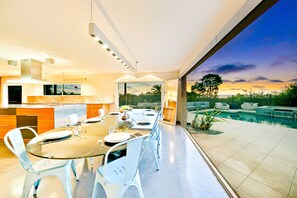 Luxury House, 5 Bedrooms, Private Pool, Ocean View | In-room dining