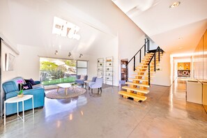 Casa superluxo, 5 quartos, piscina particular, vista para o oceano | Área de estar | Smart TV 50 polegadas com canais digitais, TV