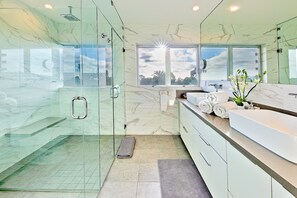Luxury-Haus, 5 Schlafzimmer, eigener Pool, Meerblick | Dusche im Bad