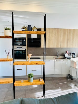 Refrigerador, microondas, horno y parrilla de estufa 