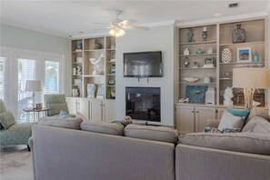 House, 5 Bedrooms | Living room