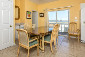 House, 5 Bedrooms | Private kitchen | Full-size fridge