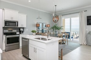 House, 5 Bedrooms | Private kitchen