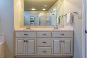 Condo, 4 chambres | Salle de bain | Serviettes fournies