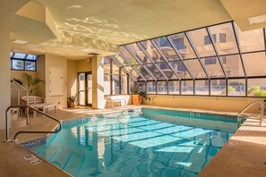 Inomhuspool och utomhuspool