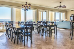 Casa, varias camas | Cocina privada | Refrigerador y lavavajillas