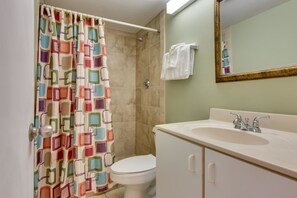 Condo, 2 habitaciones | Baño | Toallas 