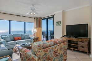 Condo, 3 Bedrooms | Living room