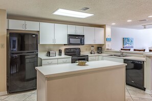 Condo, 3 Bedrooms | Private kitchen