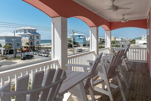 Talo, useita sänkyjä | Parveke