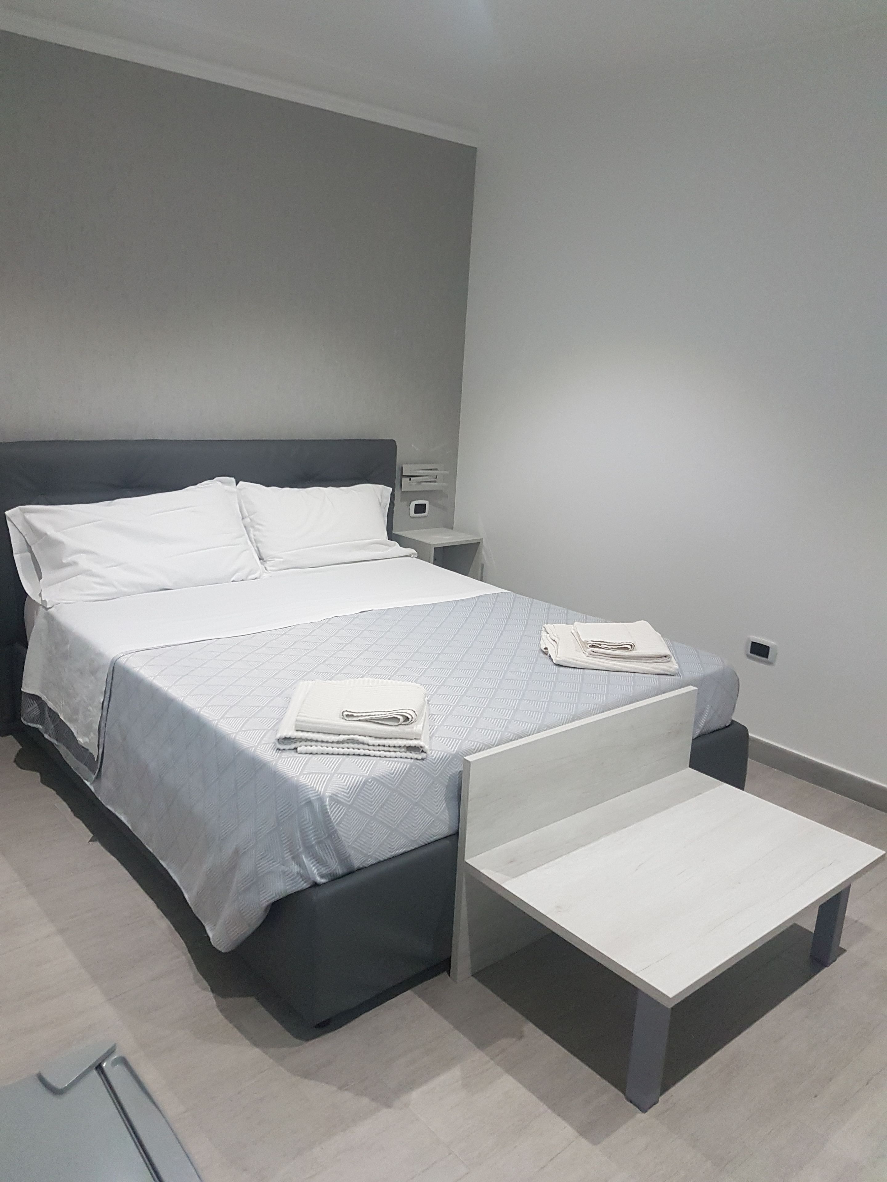 Deluxe Room | Desk, free cribs/infant beds, rollaway beds, free WiFi