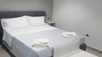 Deluxe Room | Desk, free cribs/infant beds, rollaway beds, free WiFi