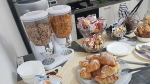 A breakfast table with croissants, yogurt, and cereal. - Alba De Mar (Roseto Capo Spulico)