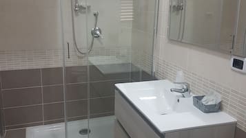Habitación cuádruple superior | Baño | Ducha, artículos de higiene personal gratuitos y secador de pelo