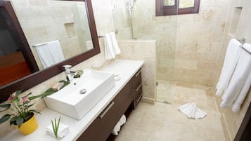 Vila superluxo | Banheiro | Chuveiro, chuveiro com efeito de chuva, secador de cabelo
