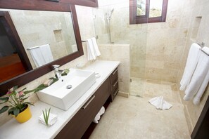 Luxury-Villa | Badezimmer | Dusche, Regendusche, Haartrockner, Handtücher