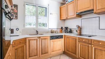 Fridge, microwave, oven, dishwasher