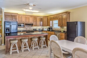 House, 4 Bedrooms | Private kitchen