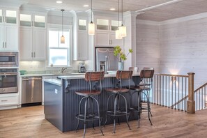 Standard House, 5 Bedrooms | Private kitchen