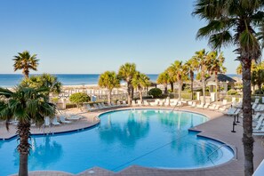 สระว่ายน้ำกลางแจ้ง