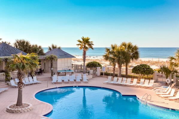 สระว่ายน้ำกลางแจ้ง