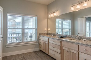 House, 4 Bedrooms | Bathroom