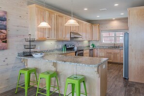 House, 4 Bedrooms | Private kitchen