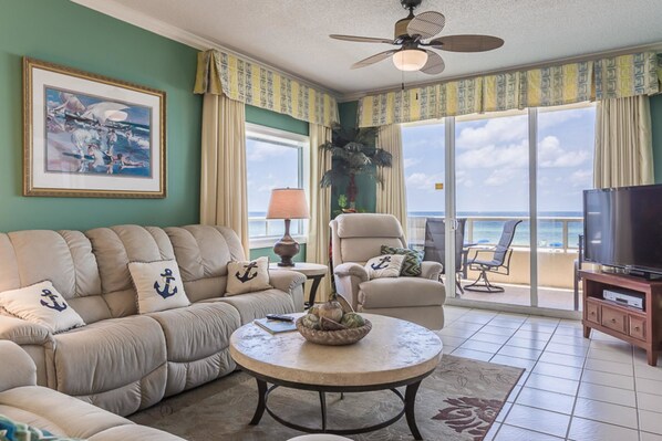 Condo, 3 Bedrooms | Living room