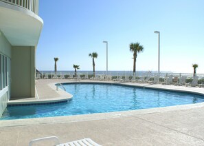 Una piscina cubierta, una piscina al aire libre