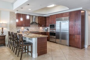 Condo, 3 Bedrooms | Private kitchen